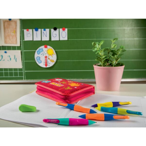 Stabilo Easy Ergo Druckbleistift 1.4 R bunt vor Tafelwand